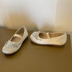 Toddler Girls Ballet flats with rhinestones and pearls.